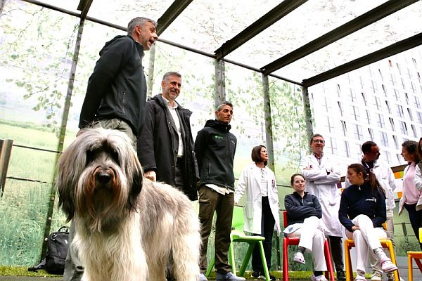 Cabárceno acerca la naturaleza a los pacientes pediátricos de Valdecilla con talleres y la visita de Cira, una perra especial