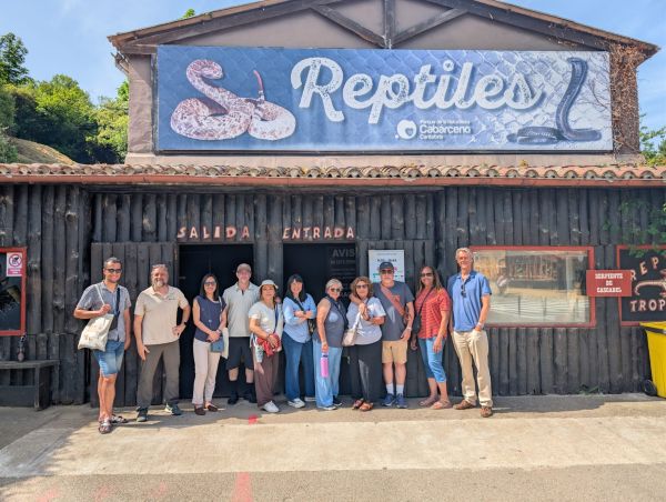 Expertos del mundo de los venenos de serpiente visitan el reptilario de Cabárceno